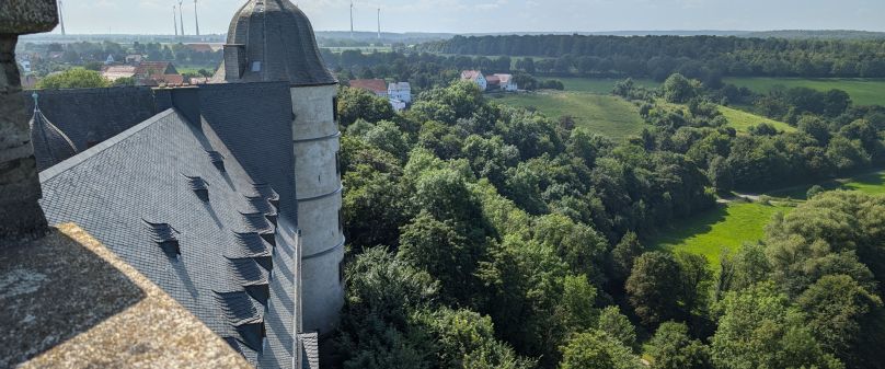 Kreismuseum Wewelsburg mit Ausblick auf das frühlingshafte Paderborner Land